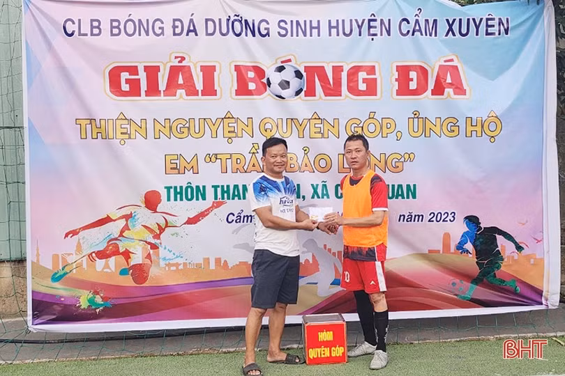 Giải bóng đá thiện nguyện góp tiền hỗ trợ bé bị ung thư máu ở Cẩm Xuyên
