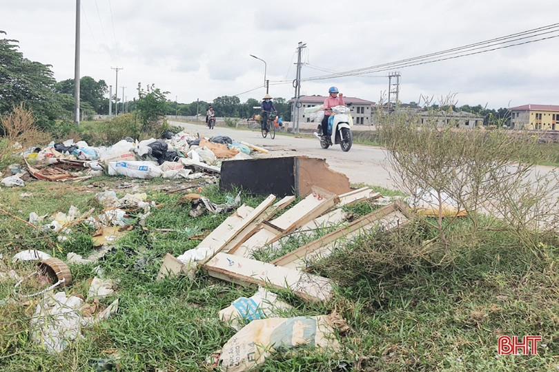 Rác thải ngổn ngang trên đường vào Đài hóa thân Hoàn vũ Hà Tĩnh