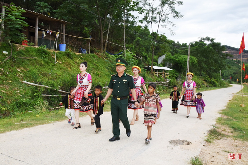 Bộ đội Biên phòng Hà Tĩnh tặng quà cho học sinh nghèo vùng biên giới 