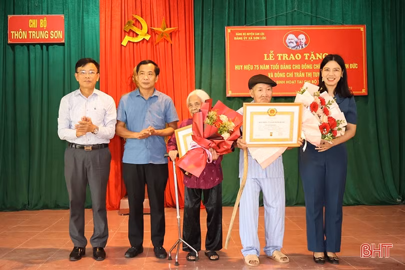 Trao Huy hiệu 75 năm tuổi Đảng cho 2 đảng viên lão thành ở Can Lộc