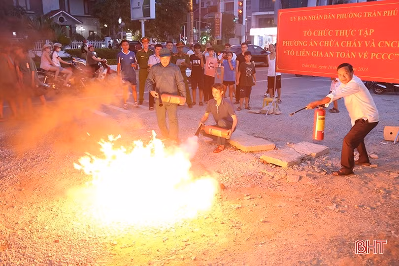 Tổ liên gia ở Hà Tĩnh diễn tập phòng cháy, chữa cháy trong đêm