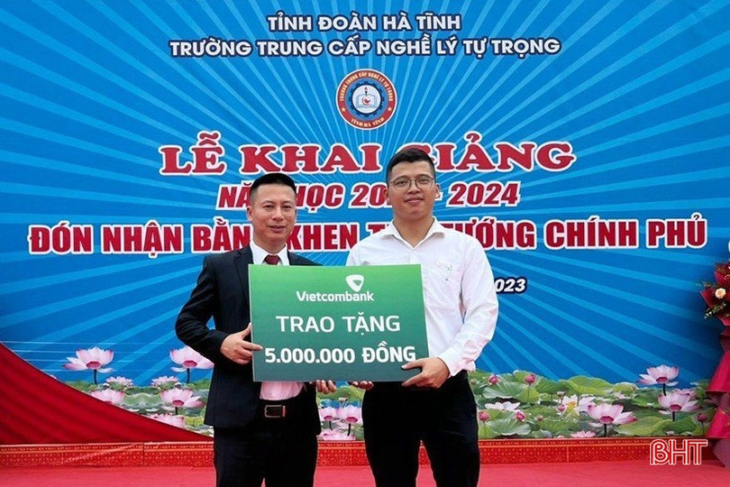 Vietcombank Hà Tĩnh dành 300 triệu đồng tặng học sinh khó khăn 