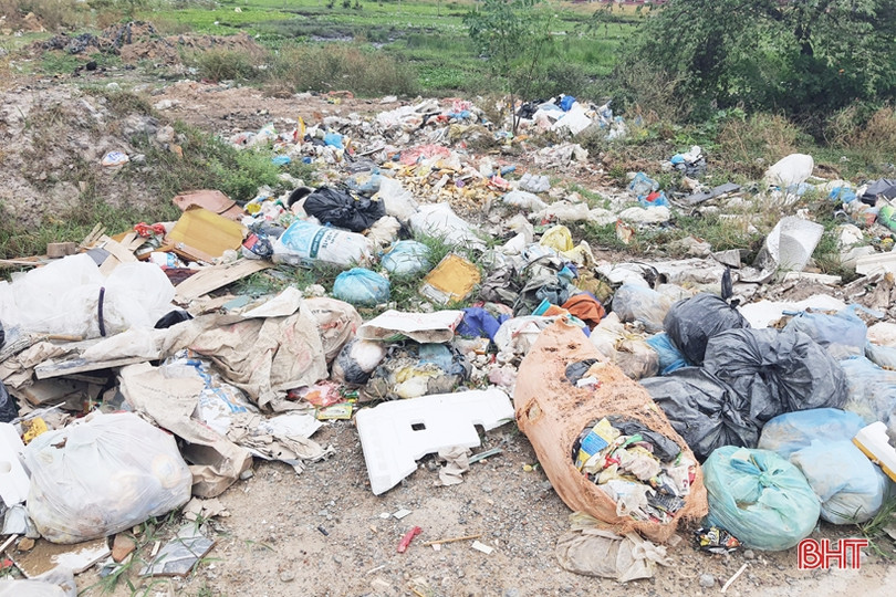 Rác thải ngổn ngang trên đường vào Đài hóa thân Hoàn vũ Hà Tĩnh