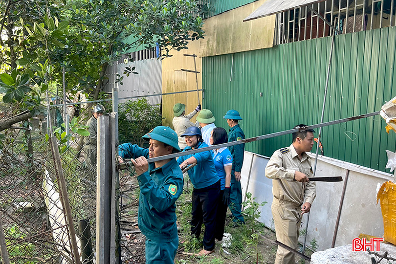 Các lực lượng chức năng phường Trần Phú ra quân làm vệ sinh môi trường, giải tỏa các công trình lấn chiếm đất công nhằm đảm bảo trật tự đô thị trên địa bàn. 1.jpg