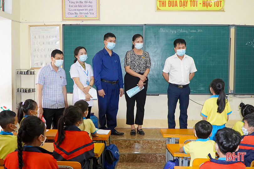 Bác sỹ Nguyễn Chí Thanh, Giám đốc CDC Hà Tĩnh cùng đoàn giám sát dịch tể tại trường TH thị trấn Đức Thọ.jpg