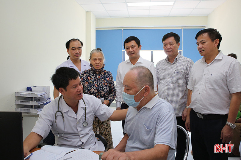 Hơn 50 giáo sư, tiến sĩ, bác sĩ, dược sĩ là những người con quê hương Hà Tĩnh đang sống, làm việc tại Hà Nội và một số tỉnh thành trong cả nước đã trực tiếp khám sức khỏe cho thương binh, bệnh binh, thân nhân liệt sĩ, gia đình chính sách, hộ nghèo trên địa bàn huyện Nghi Xuân. Trong ảnh: TS Nguyễn Đình Anh - Phó Vụ trưởng, Vụ Tổ chức cán bộ, Bộ Y tế; Phó Chủ tịch UBND tỉnh Lê Ngọc Châu và Giám đốc Sở Y tế động viên các đối tượng chính sách. Ảnh 2.jpg