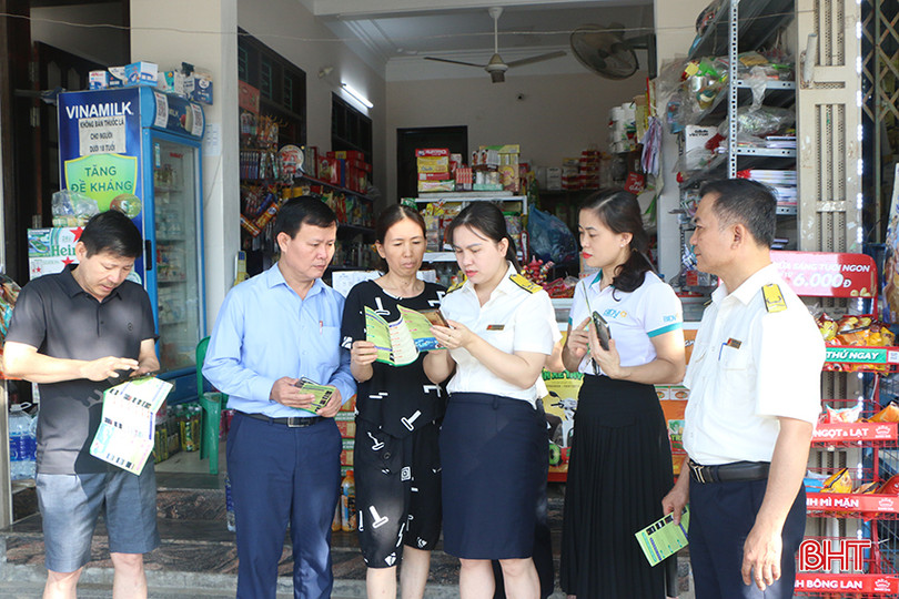 Các cơ quan chức năng trực tiếp đến các hộ kinh doanh để tuyên truyền, hướng dẫn người dân cài đặt ứng dụng eTax Mobile. 2.jpg