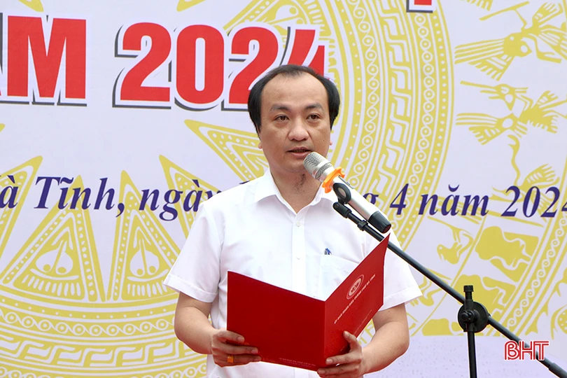 Phó Chủ tịch UBND thành phố Nguyễn Duy Đức: Hưởng ứng Ngày sách và Văn hóa đọc Việt Nam năm 2024 với thông điệp: “Sách hay cần bạn đọc”, “Sách quý tặng bạn”, “Tặng sách hay - Mua sách thật”, “Sách hay: Mắt đọc - Tai nghe”, đề nghị các cấp, các ngành, cơ quan, đơn vị, địa phương tiếp tục tăng cường công tác thông tin, tuyên truyền, tạo sự chuyển biến về nhận thức của mỗi người trong việc đọc sách; tham gia sưu tầm, sáng tác, xuất bản, in, phát hành, lưu giữ, quảng bá những cuốn sách hay; đẩy mạnh tổ chức các hoạt động hưởng ứng ngày một cách thiết thực, hiệu quả.