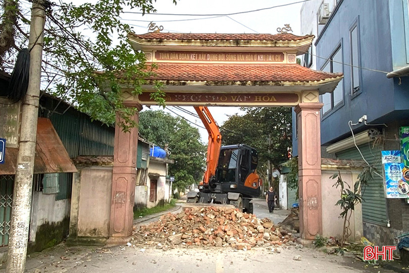 Phường Trần Phú tổ chức tháo dỡ các cổng chào gây cản trở công tác phòng cháy, chữa cháy, vừa tạo thông thoáng, văn minh cho khu dân cư. 1234.jpg