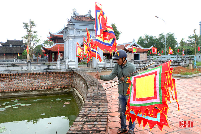 Việc lắp đặt cờ lễ, pano quảng bá lễ hội đã được đơn vị phụ trách hoàn thành. IMG_7913.JPG