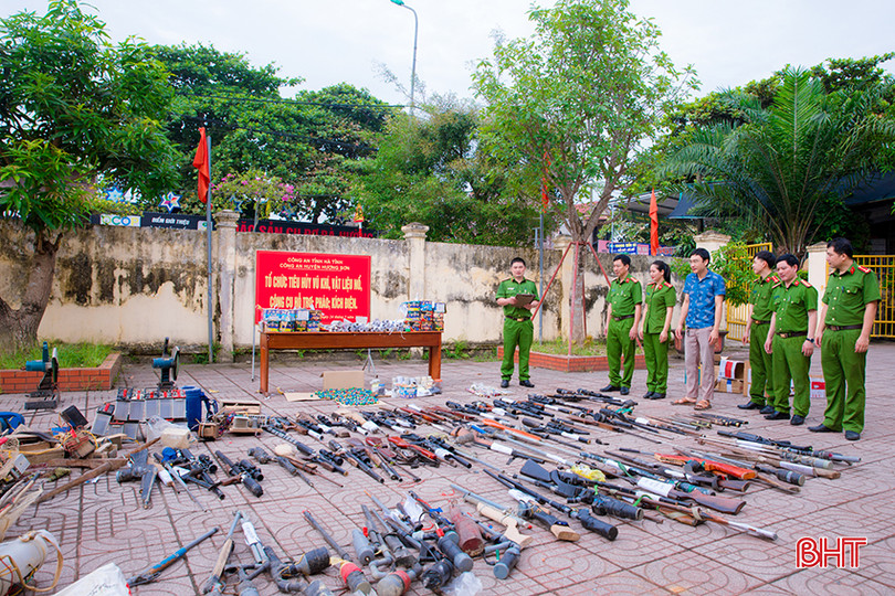 Công an Hương Sơn kiểm đếm số vũ khí, vật liệu nổ, công cụ hỗ trợ, pháo, kích điện trước khi tiến hành tiêu hủy..jpg