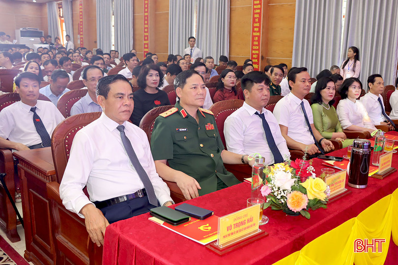 Các đại biểu cùng ôn lại cuộc đời, thân thế và sự nghiệp vẻ vang của Tổng Bí thư Trần Phú; chặng đường phát triển của huyện Đức Thọ. IMG_4561.JPG