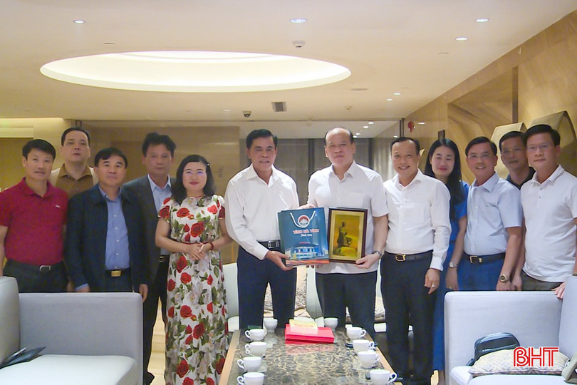 Chủ tịch UBND tỉnh tặng quà lưu niệm cho ông Vũ Việt Anh - Tổng Lãnh sự Việt Nam tại Quảng Châu z5336509682714_800f8cb1cac91fe1391c43041ad44916.jpg