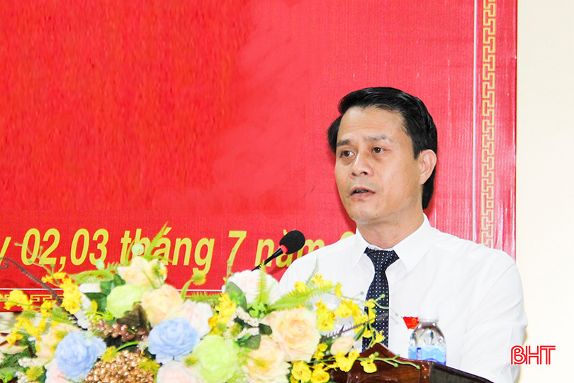 Phó Chủ tịch HĐND huyện Nguyễn Tiến Thắng báo cáo, giải trình các vấn đề đại biểu quan tâm. 1.jpg