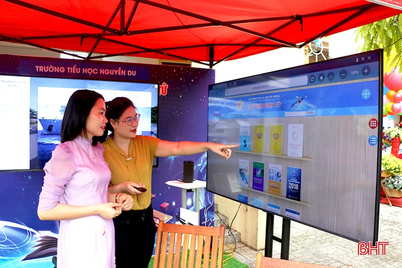 Gian hàng trải nghiệm sách điện tử do Sở TT&amp;TT phối hợp với Trường Tiểu học Nguyễn Du thực hiện.