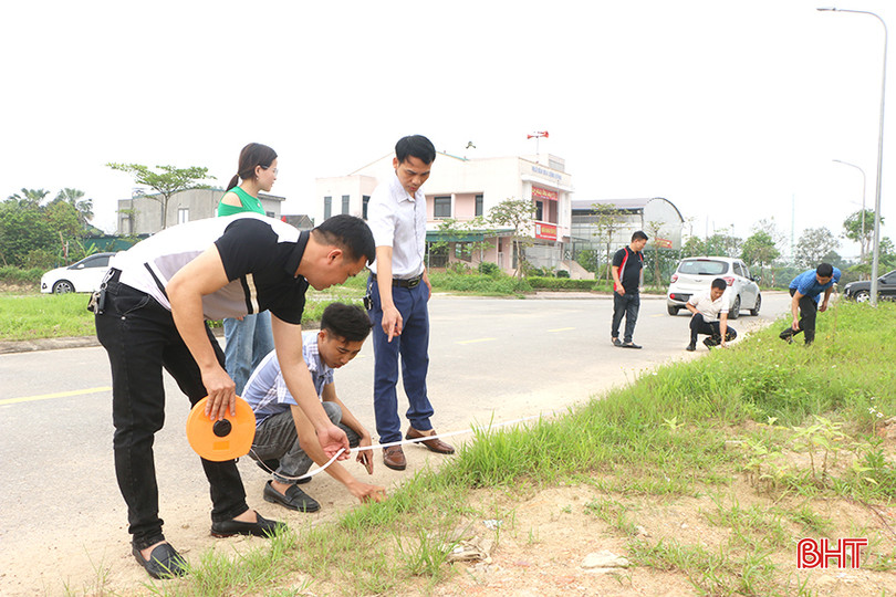 Công ty TNHH Bất động sản Đất Nam đo đạc, xác định vị trí lô đất tại khu dân cư tổ dân phố 6, phường Hà Huy Tập. 3.jpg