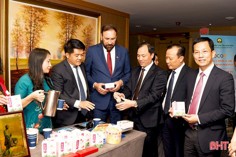 Sản phẩm Sen Hào Thành được trưng bày tại chương trình tọa đàm: “Đẩy mạnh và tăng cường xuất khẩu, đầu tư và thương mại giữa các địa phương Việt Nam - Canada” tại Canada. bqbht_br_4-1470.jpg