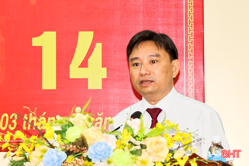 Phó Chủ tịch UBND huyện Hoàng Xuân Hùng báo cáo kết quả thực hiện nhiệm vụ phát triển KT-XH, QP-AN 6 tháng đầu năm 2024. 3.jpg