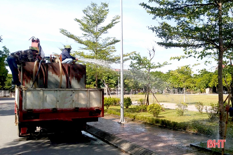 Các địa phương quan tâm công tác chỉnh trang, chăm sóc cây xanh, tạo cảnh quan đô thị sáng, xanh, sạch, đẹp cho thành phố trung tâm. z5566494035795_ba26855a6055dbf738245b5dba5c1549.jpg