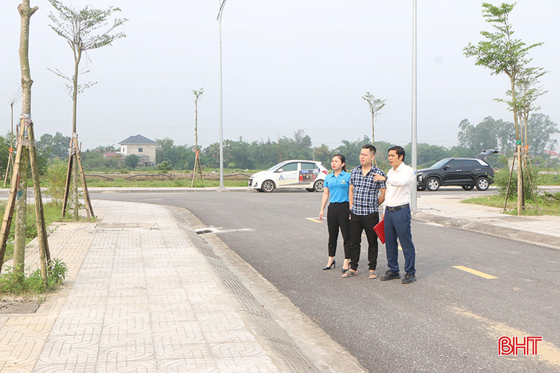 Từ đầu năm đến nay, Công ty Bất động sản Đất Sen giao dịch thành công 15 lô đất, tăng khoảng 30% so với 3 tháng đầu năm 2023. 4.jpg