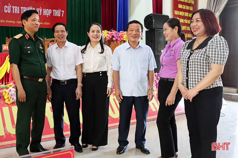 Đại biểu Quốc hội Hà Tĩnh trao đổi với các cử tri bên lề hội nghị 1.jpg