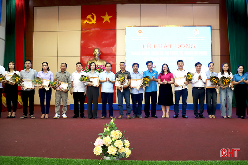 Dịp này, huyện Hương Sơn đã trao giấy khen cho 15 đoàn viên công đoàn có thành tích xuất sắc trong năm 2023. IMG_3495.JPG