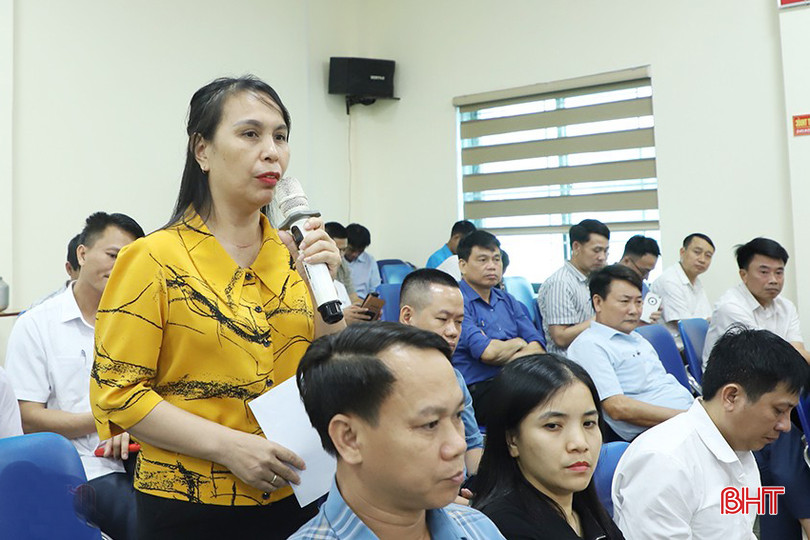 Cử tri Bùi Thị Bảy – Chủ tịch UBND xã An Dũng phản ánh về việc đường giao thông trên địa bàn đi lại khó khăn, ảnh hưởng đến sản xuất, đời sống dân sinh. bqbht_br_8-9690.jpg