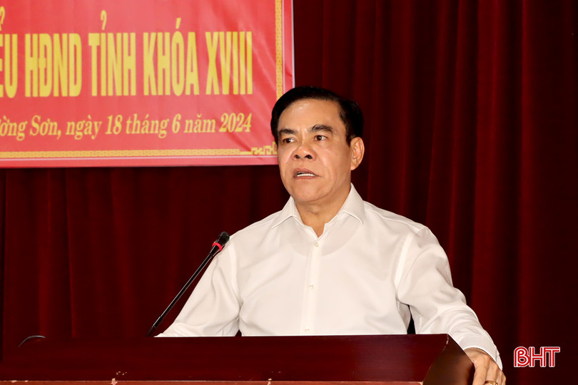 Chủ tịch UBND tỉnh Võ Trọng Hải tiếp thu ý kiến cử tri. 111.jpg