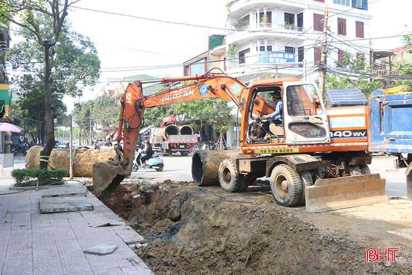 Công ty TNHH Xây dựng Vĩnh Phú thi công lắp đặt cấu kiện hệ thống thoát nước tại đường Nguyễn Chí Thanh. IMG_7989.JPG