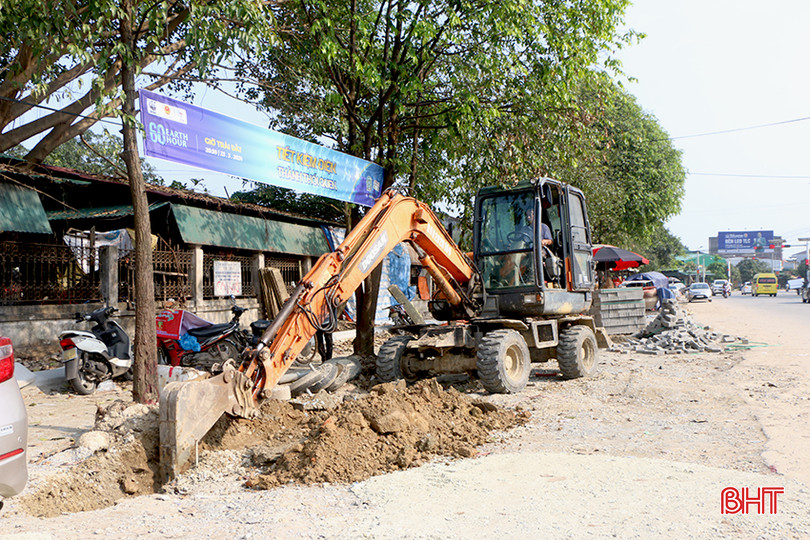 Đơn vị thi công thực hiện lát đá vỉa hè trên đường Ngô Đức Kế. IMG_8006.JPG