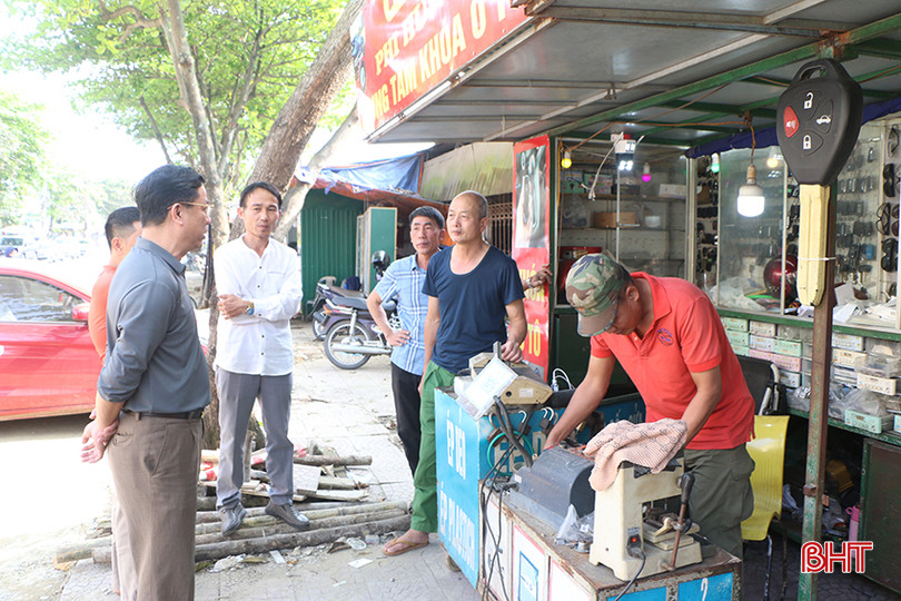 Ông Nguyễn Thăng Long - Trưởng BQL Chợ TP Hà Tĩnh tiếp xúc, lắng nghe nguyện vọng của bà con kinh doanh có ki-ốt thuộc diện phải giải tỏa. IMG_7941.JPG