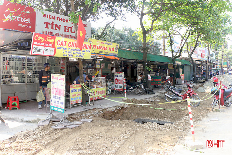 Khu vực xung quanh chợ thành phố còn 50 hộ kinh doanh quán nước, mặt hàng kính - khóa, hoa quả… trên vỉa hè. IMG_7961.JPG