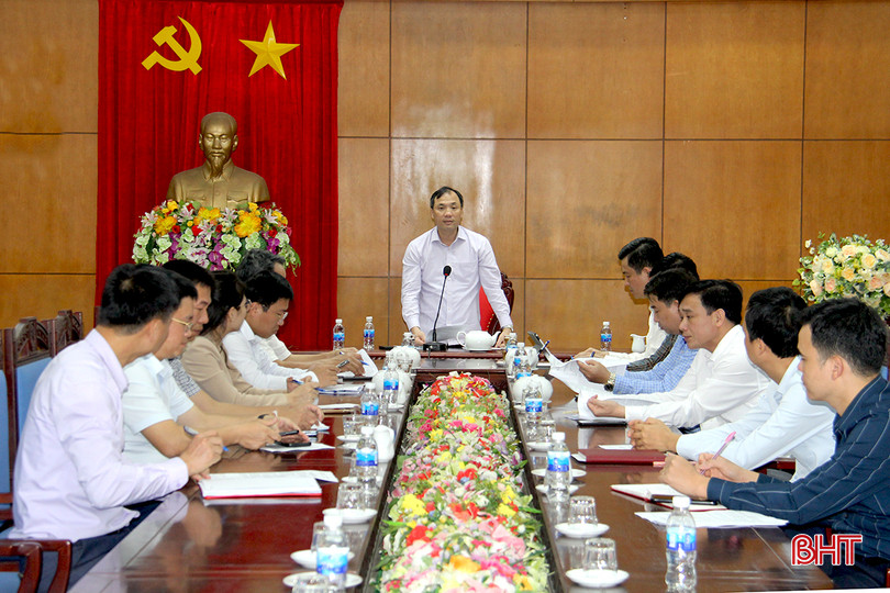 Bí thư Tỉnh ủy Hoàng Trung Dũng làm việc với lãnh đạo huyện Đức Thọ. 2.jpg