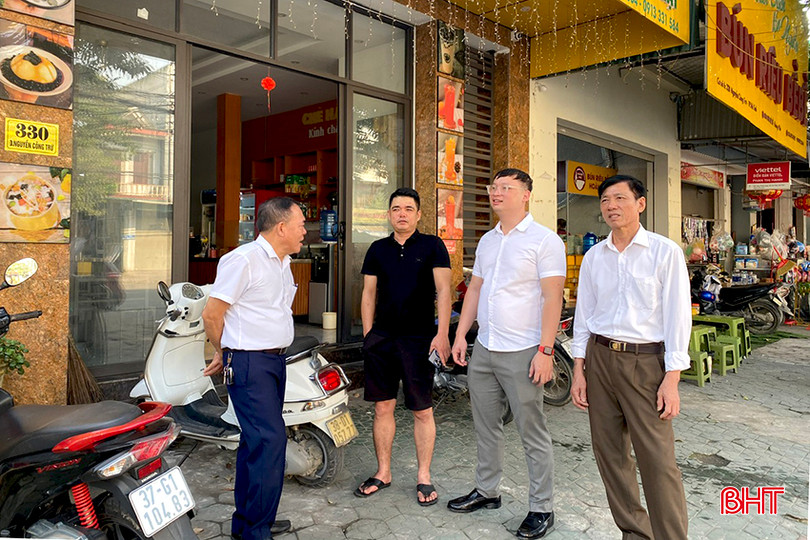 Lãnh đạo phường Thạch Quý trao đổi, vận động người dân tự tháo dỡ các công trình, kiến trúc vi phạm. 2.jpg