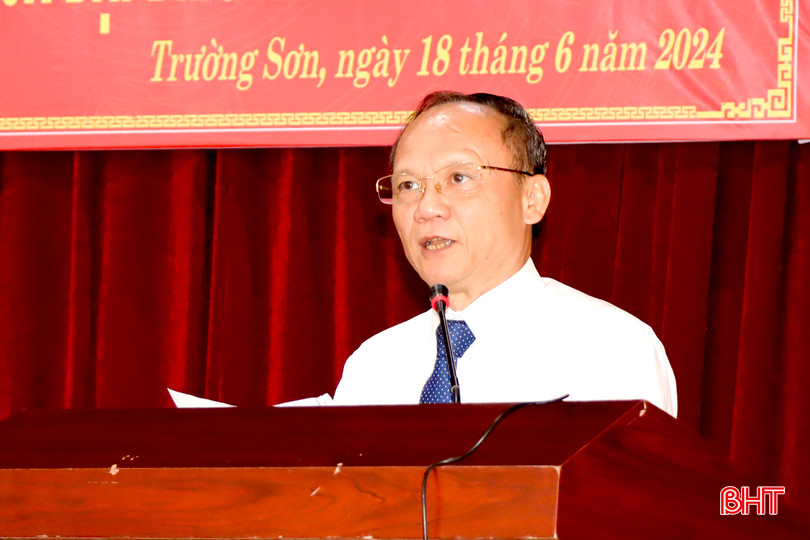 Đại biểu Thái Văn Sinh - Phó Trưởng ban Văn hóa - Xã hội HĐND tỉnh báo cáo các nội dung liên quan tại hội nghị tiếp xúc cử tri. 124444.jpg