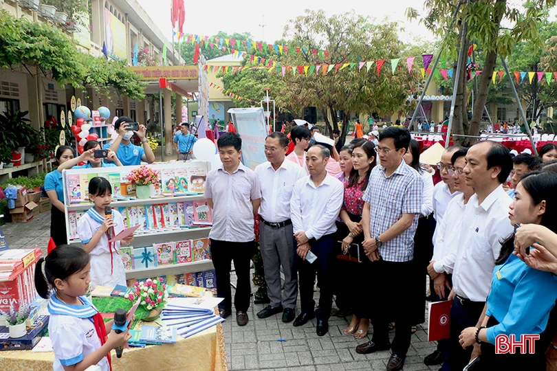 Đại biểu tham quan các gian hàng sách, nghe học sinh thuyết minh song ngữ Việt - Anh về cuốn sách hay.