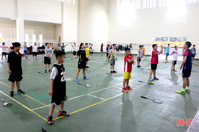 Một buổi sinh hoạt câu lạc bộ cầu lông tại Trường THCS Lê Văn Thiêm. IMG_7820.JPG