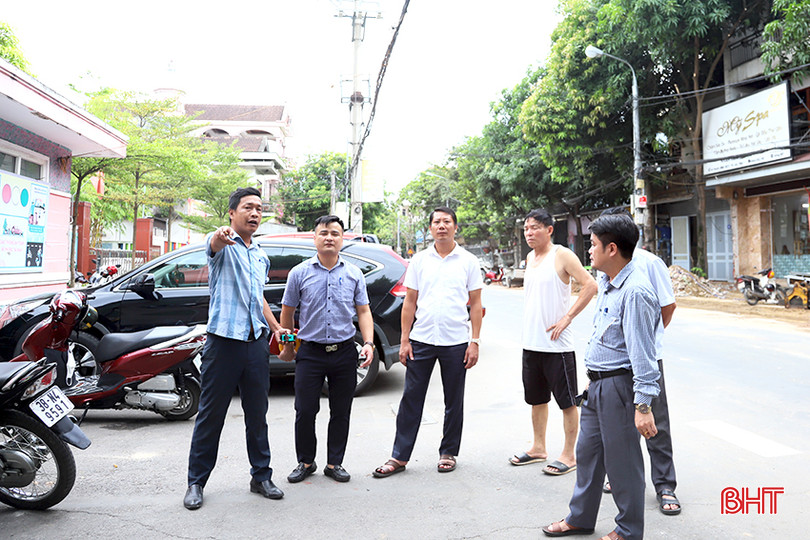 UBND phường Nam Hà, Ban Quản lý Dịch vụ công ích và trật tự đô thị thành phố rà soát, kiểm tra việc tháo dỡ các công trình, kiến trúc lấn chiếm hành lang vỉa hè đường Phan Đình Giót (đoạn từ đường Hà Huy Tập đến đường Hà Tôn Mục). IMG_4909.JPG