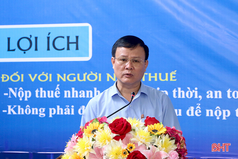 Chủ tịch UBND phường Trần Phú Trần Quốc Toản: Việc thực hiện phương án nộp thuế sử dụng đất phi nông nghiệp không dùng tiền mặt và nộp thuế kinh doanh thông qua ứng dụng eTax Mobile nhằm góp phần giúp địa phương thực hiện thành công công tác chuyển đổi số; tiếp tục đẩy mạnh cải cách hành chính, xây dựng chính quyền điện tử. Đồng thời, phối hợp cùng ngành chuyên môn quản lý, điều hành công tác thu ngân sách một cách hiệu quả, nhanh chóng, an toàn và minh bạch. 5.jpg