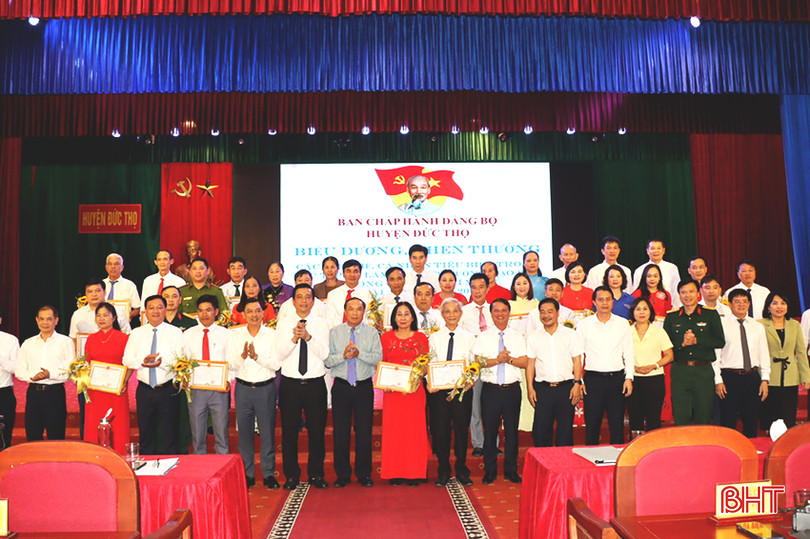 Tại hội nghị, 13 tập thể và 21 cá nhân xuất sắc trong học tập, làm theo tư tưởng, đạo đức, phong cách Hồ Chí Minh giai đoạn 2021 - 2024 được UBND huyện tặng giấy khen. z5288908485975_09195f40228430c29fc87e45923a4d5b.jpg