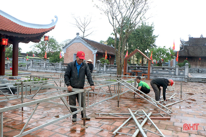 Sân khấu chính nơi diễn ra lễ hội đang được lắp đặt các hạng mục liên quan. 1.jpg