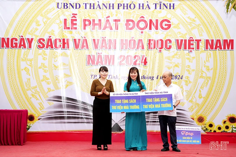 Tại lễ hưởng ứng, Trường Tiểu học Nguyễn Du đã huy động được hàng nghìn cuốn sách từ các đơn vị, tổ chức và doanh nghiệp trên địa bàn tỉnh Hà Tĩnh và Nghệ An tham gia trưng bày, giới thiệu và hỗ trợ sách cho thư viện nhà trường. Trong ảnh: Sở VH-TT&amp;DL và Thư viện tỉnh tặng sách cho Thư viện Trường Tiểu học Nguyễn Du.