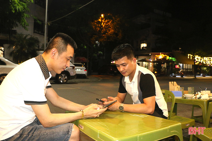 Anh Văn Kim Phước (người ngồi bên phải) trao đổi với anh Phan Anh Nhật - Giám đốc Công ty TNHH Tư vấn, thiết kế và quảng cáo Nhật HT về tiết mục văn nghệ mình tham gia vào tối mừng sinh nhật. IMG_9186.JPG