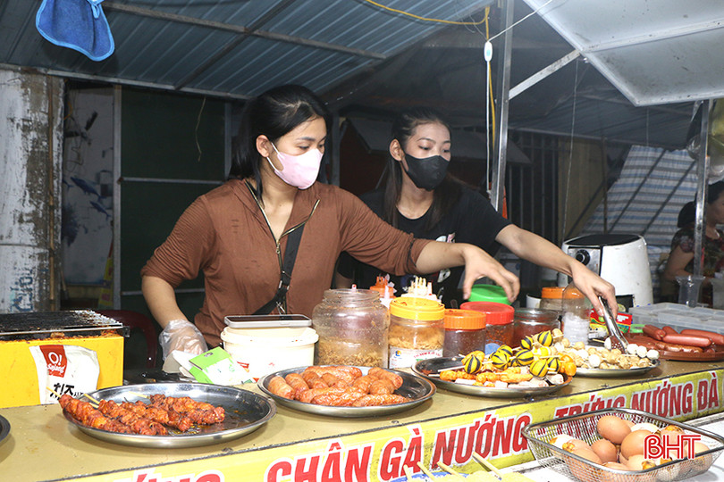 Để kinh doanh tại phố ẩm thực, tất cả các chủ gian hàng thực phẩm phải đảm bảo các giấy tờ liên quan đến an toàn vệ sinh thực phẩm. IMG_9201.JPG