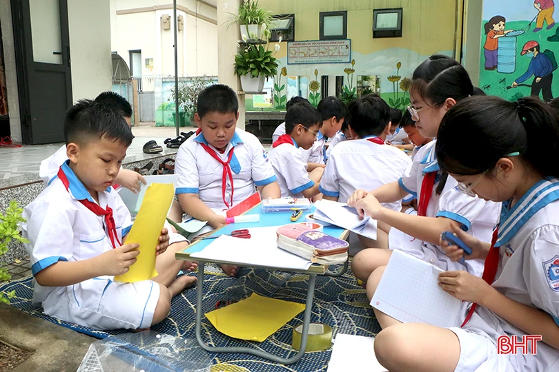 ... và tham gia tái chế vở cũ, vẽ bìa vở để ủng hộ học sinh gặp hoàn cảnh khó khăn.