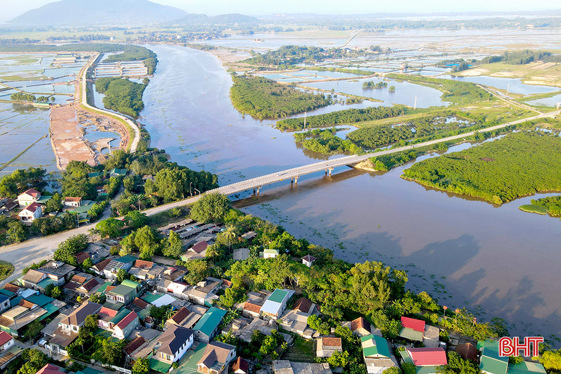 TP Hà Tĩnh có nhiều con sông bao quanh, tạo thành hệ sinh thái sinh vật phong phú, cảnh quan thiên nhiên đẹp. Ảnh: Đình Nhất. DJI_0146.JPG