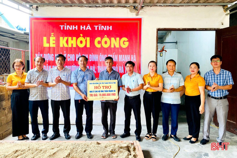 Ban Vận động cứu trợ thành phố hỗ trợ làm nhà ở cho ông Trần Mạnh Hà (phường Bắc Hà) với số tiền 70 triệu đồng. z5555944078446_1a91fc862adfeb96230572e4d14e3319.jpg