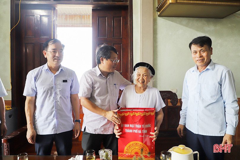 Bí thư Thành ủy Dương Tất Thắng, Chủ tịch Ủy ban MTTQ thành phố thăm hỏi, tặng quà Mẹ Việt Nam Anh hùng Trần Thị Huyến (85 tuổi, thôn Liên Công, xã Đồng Môn). z5555941612219_39b1a8f39e28986113579cddd6ad616a.jpg