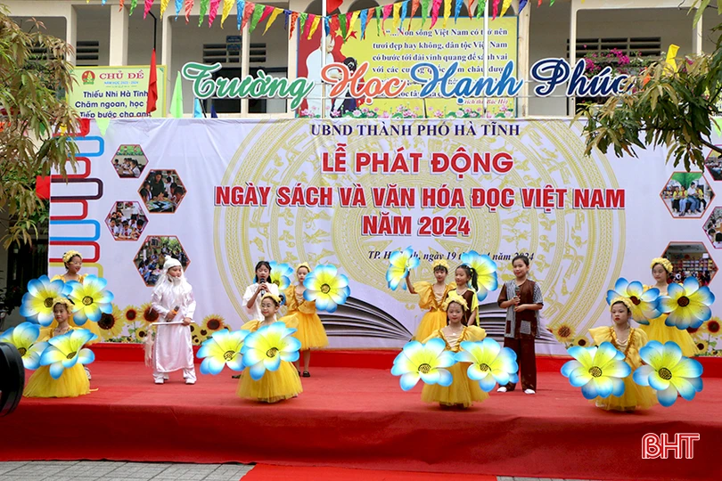 Ngày Sách và Văn hóa đọc trở thành sự kiện văn hóa quan trọng của địa phương nhằm tôn vinh, khẳng định giá trị của sách và tri thức trong đời sống xã hội. Đồng thời, thúc đẩy hơn tinh thần đọc sách trong gia đình, nhà trường và toàn xã hội; tôn vinh, nhân rộng các điển hình có nhiều đóng góp trong công cuộc xây dựng và phát triển văn hóa đọc của cộng đồng. Trong ảnh: Học sinh Trường Tiểu học Nguyễn Du với vở kịch "Sự tích hoa cúc trắng".