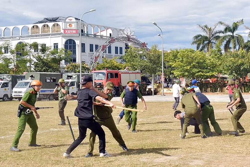 Các lực lượng tham gia diễn tập tại Lễ ra mắt lực lượng tham gia bảo vệ ANTT ở cơ sở do UBND TP Hà Tĩnh tổ chức vào ngày 1/7/2024.
